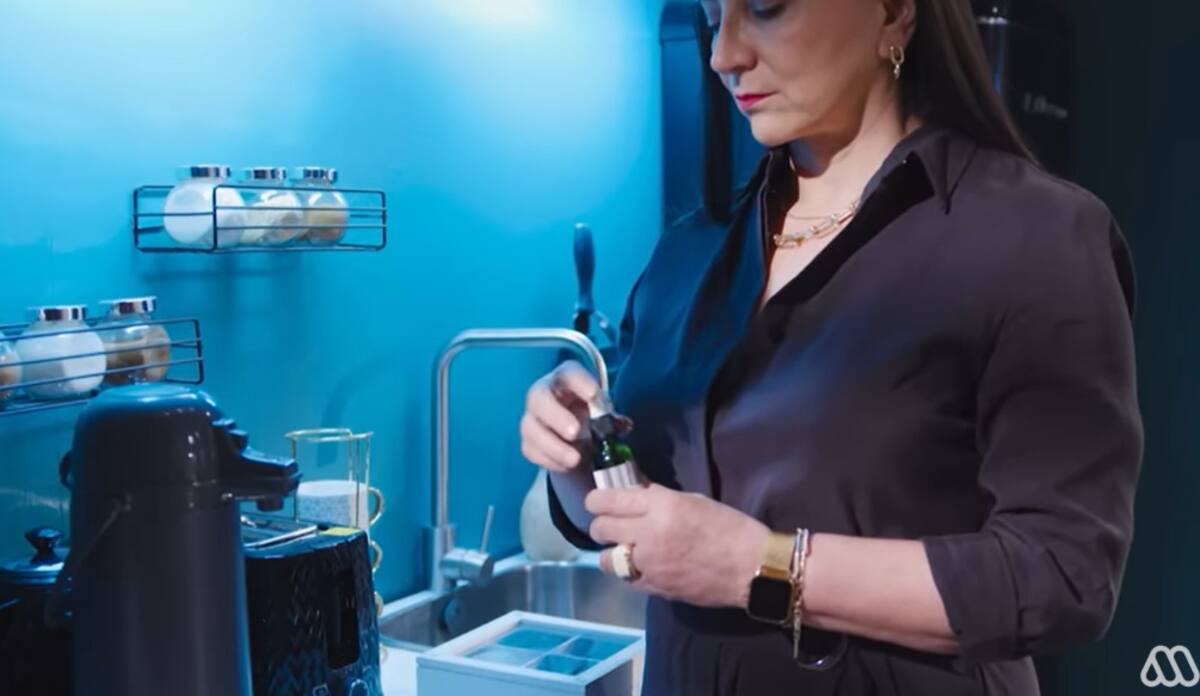 Patricia no dudó en envenar el té de Liia. Créditos: Captura Mega