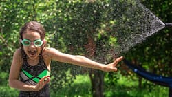 Juego de agua para niños en casa económico y fácil para los días de calor