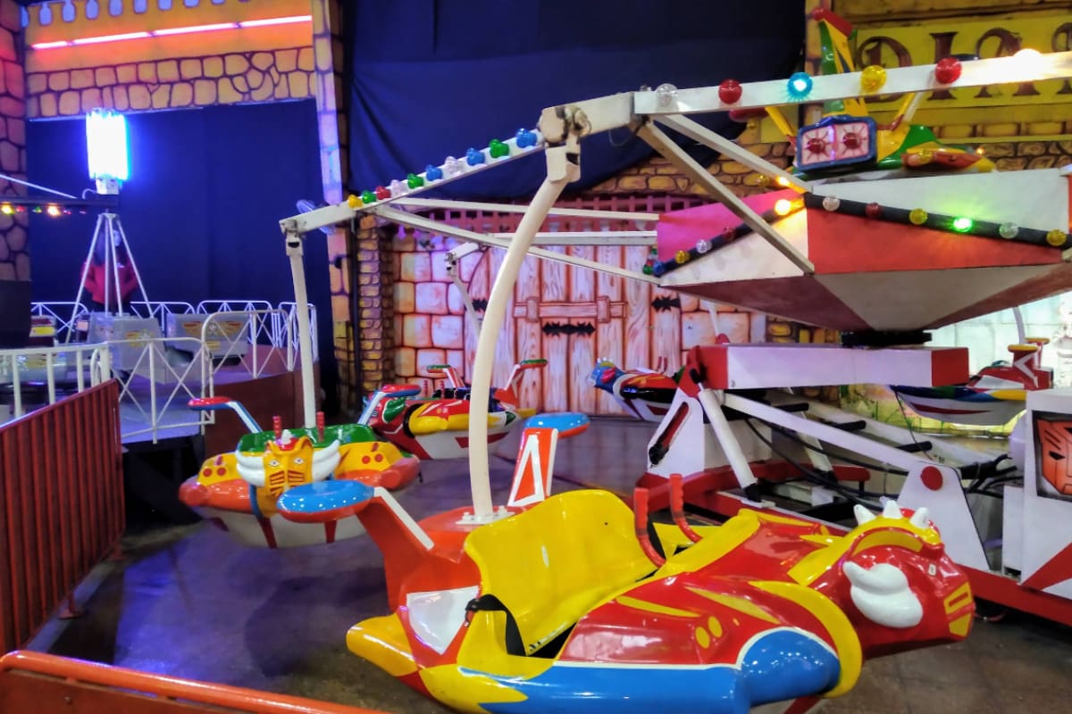El parque de entretenciones cuenta con atracciones clásicas como el carrusel y la rueda de la fortuna, ideales para que los más pequeños de la casa se diviertan durante sus vacaciones. Créditos: Google Maps.
