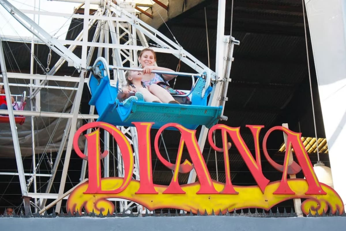 La principal atracción del parque es su rueda de la fortuna, que permite disfrutar de una vista privilegiada del Parque Almagro y el barrio San Diego. Créditos: Juegos Diana.