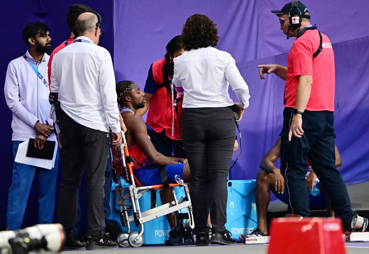 Noah Lyles recibiendo atención médica en París 2024. EFE