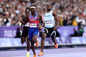VIDEO | ¡Sorpresón en París 2024! Tebogo ganó los 200 metros y dejó con las ganas a Noah Lyles