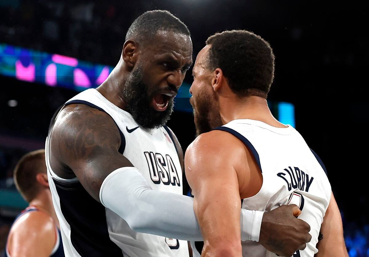 Stephen Curry y LeBron James en el Dream Team en París 2024. EFE