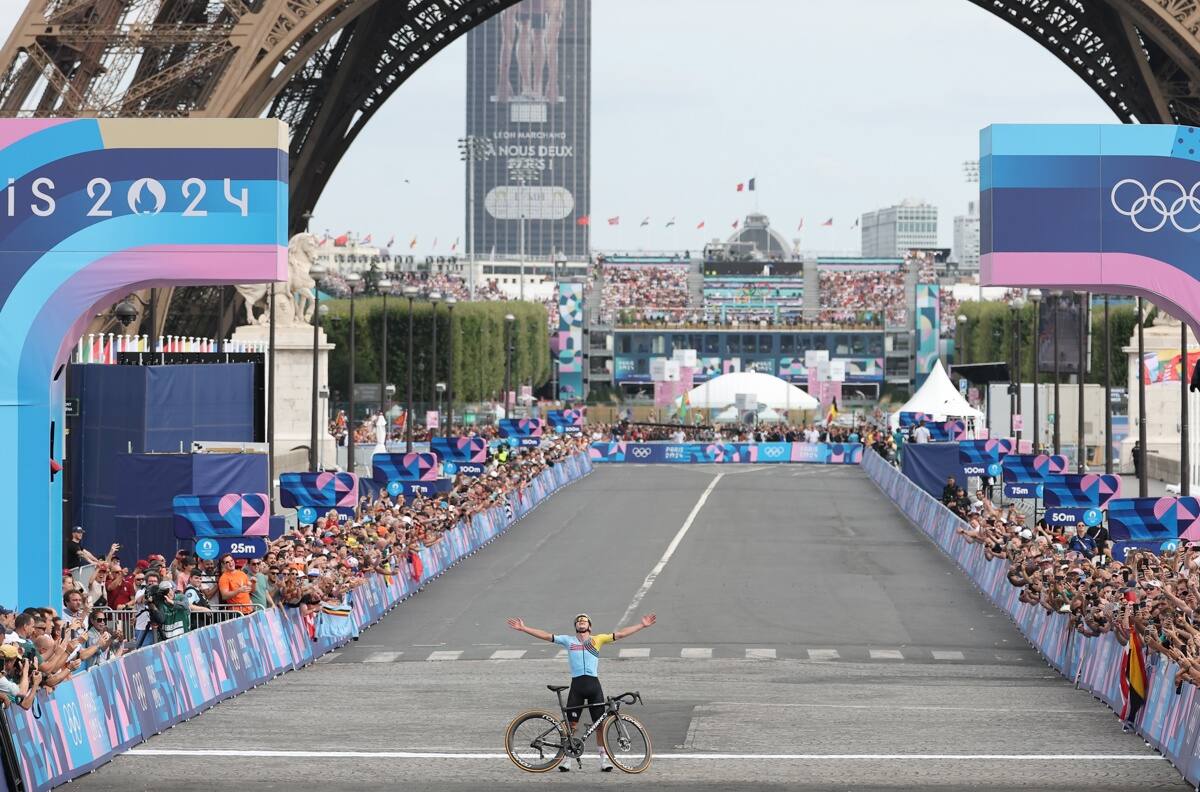 Así se celebra un triunfo histórico: ganó la maratón del ciclismo y regaló una de las grandes postales de París 2024