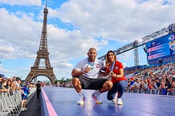 Francisca Crovetto y Yasmani Acosta se lucieron en el Paseo de Campeones de París 2024