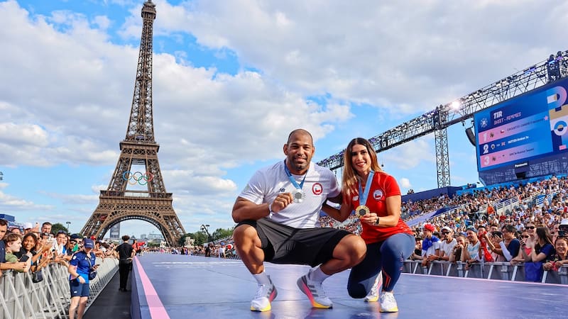 Francisca Crovetto y Yasmani Acosta se lucieron en el Paseo de Campeones de París 2024