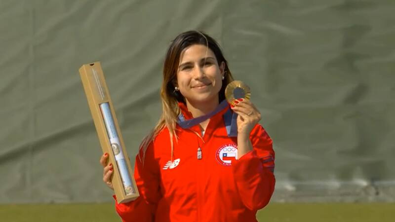 El momento donde Francisca Crovetto recibe su medalla de oro y canta el himno de Chile en el podio olímpico
