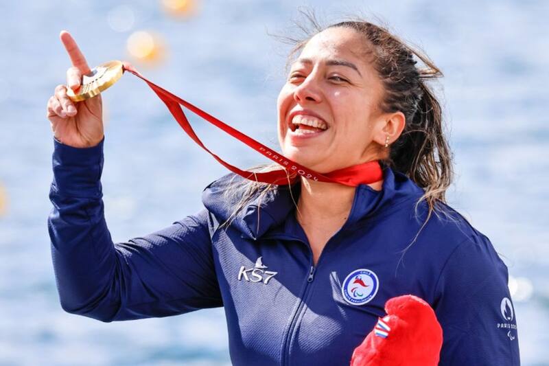 Katherinne Wollermann festeja el oro ganado en París 2024.