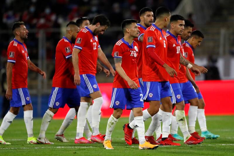 que fue constantemente llamado a La Roja, hoy vive un drama en su club.