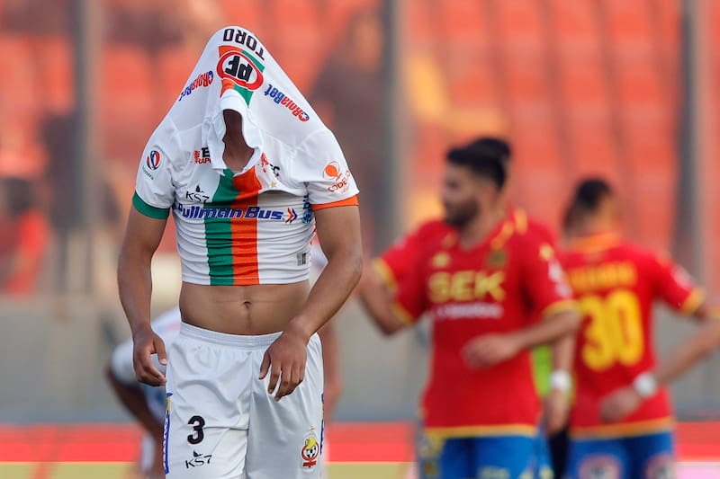Jugador de Cobresal se lamenta en el Campeonato Nacional. Agencia Aton