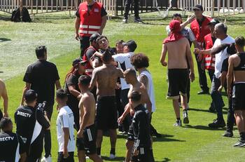 FOTOS | Insólito: barristas de Colo Colo dejaron desnudos a los jugadores en el Arengazo