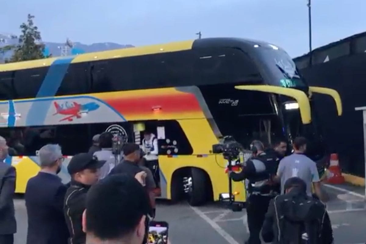 recibieron el apoyo de los hinchas en su llegada al Estadio Monumental.
