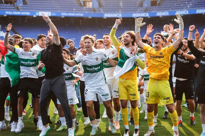 festejan el ascenso. Foto: EFE