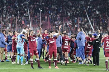 VIDEO | Tensión en Buenos Aires por xenófobos cánticos de la hinchada y jugadores de Lanús: “Chileno, hijo de pu...”