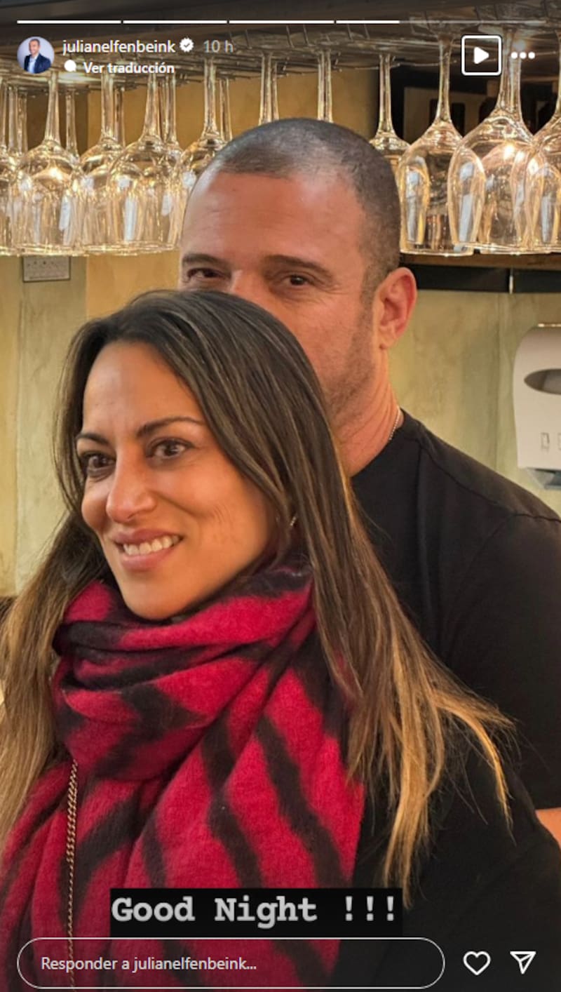 Julián Elfenbein posó con Verónica Calderón.