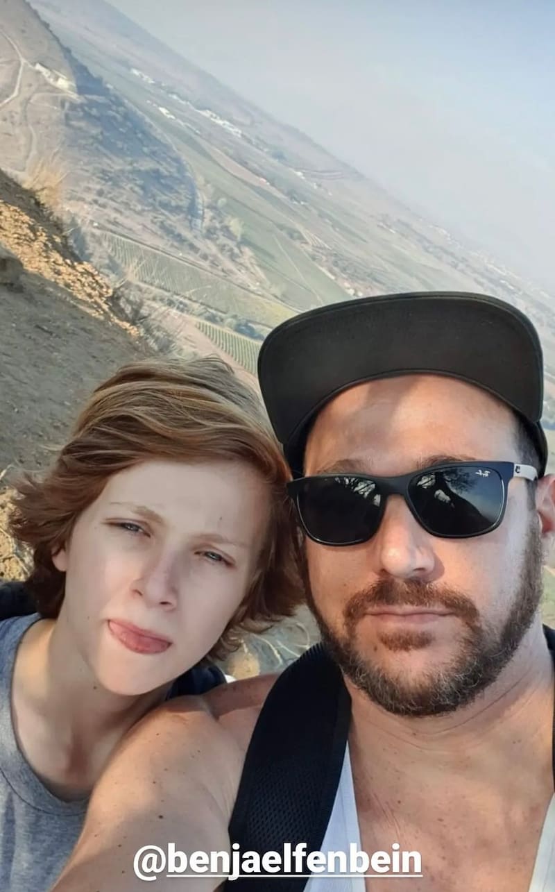 Padre e hijo en un trekking / Instagram