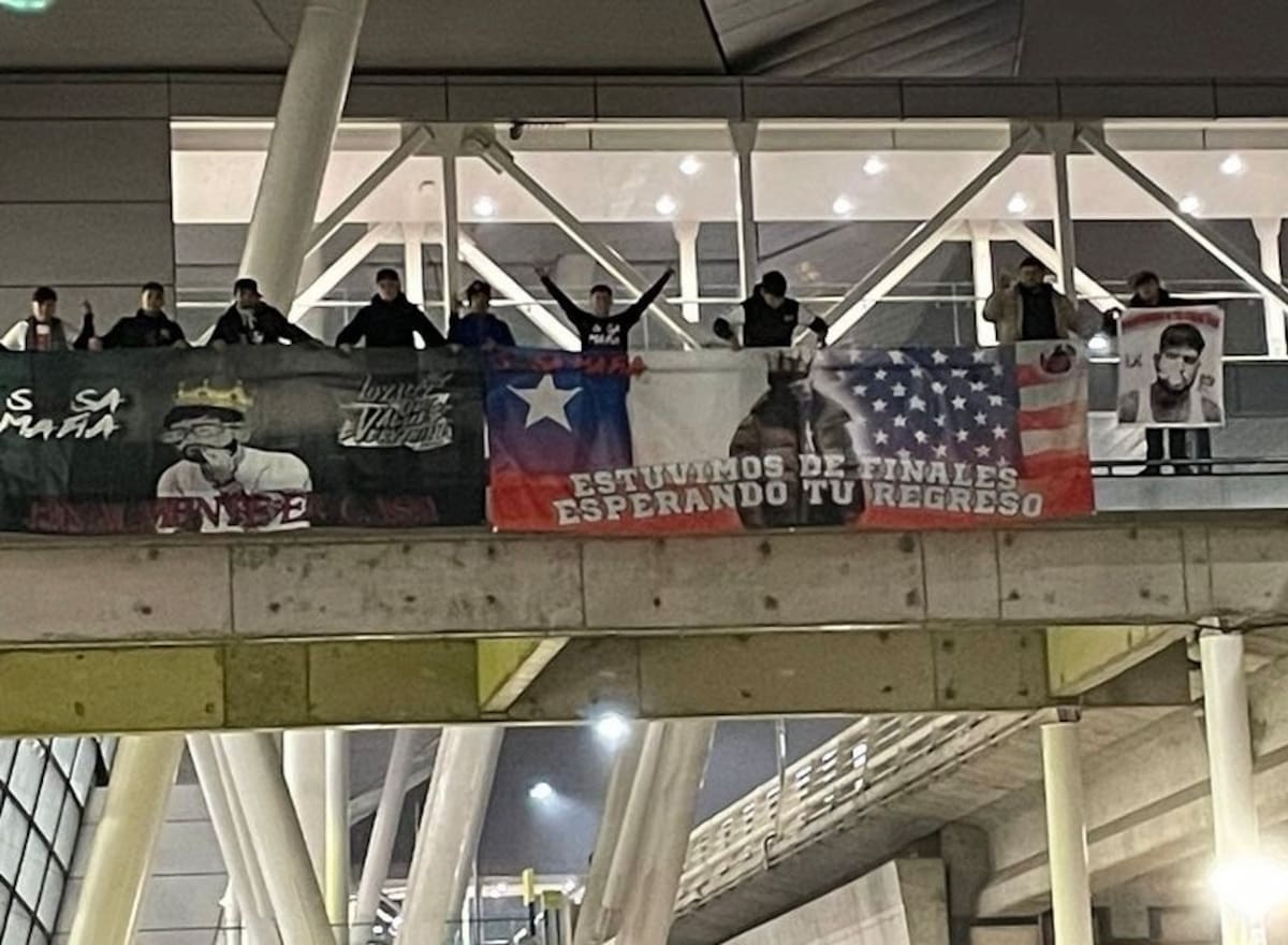 El equipo de Julianno Sosa esperándolo en el aeropuerto. Foto: CHV.