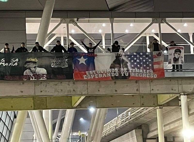 El equipo de Julianno Sosa esperándolo en el aeropuerto. Foto: CHV.