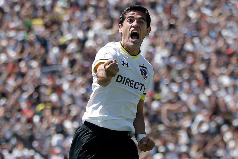 Octubre de 2016: el zaguero de Colo Colo celebra su gol contra Universidad de Chile en el estadio Monumental.