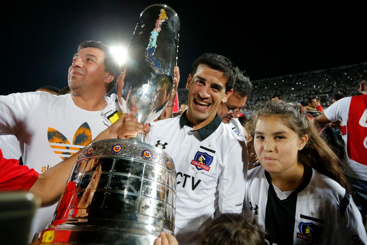 El jugador de Colo Colo con el trofeo de la Copa Chile tras vencer a Everton en la Copa Chile 2016.