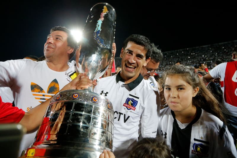 El jugador de Colo Colo con el trofeo de la Copa Chile tras vencer a Everton en la Copa Chile 2016.
