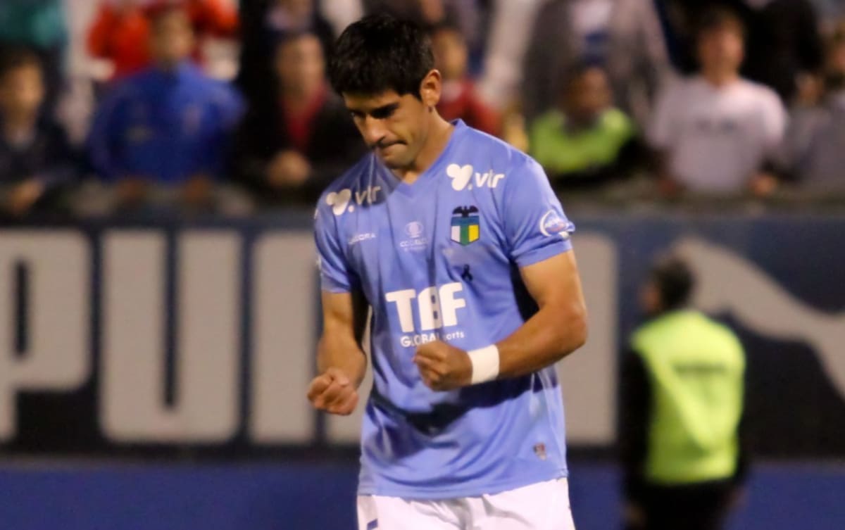 Con el equipo rancagüino consiguió su primer título en Chile.