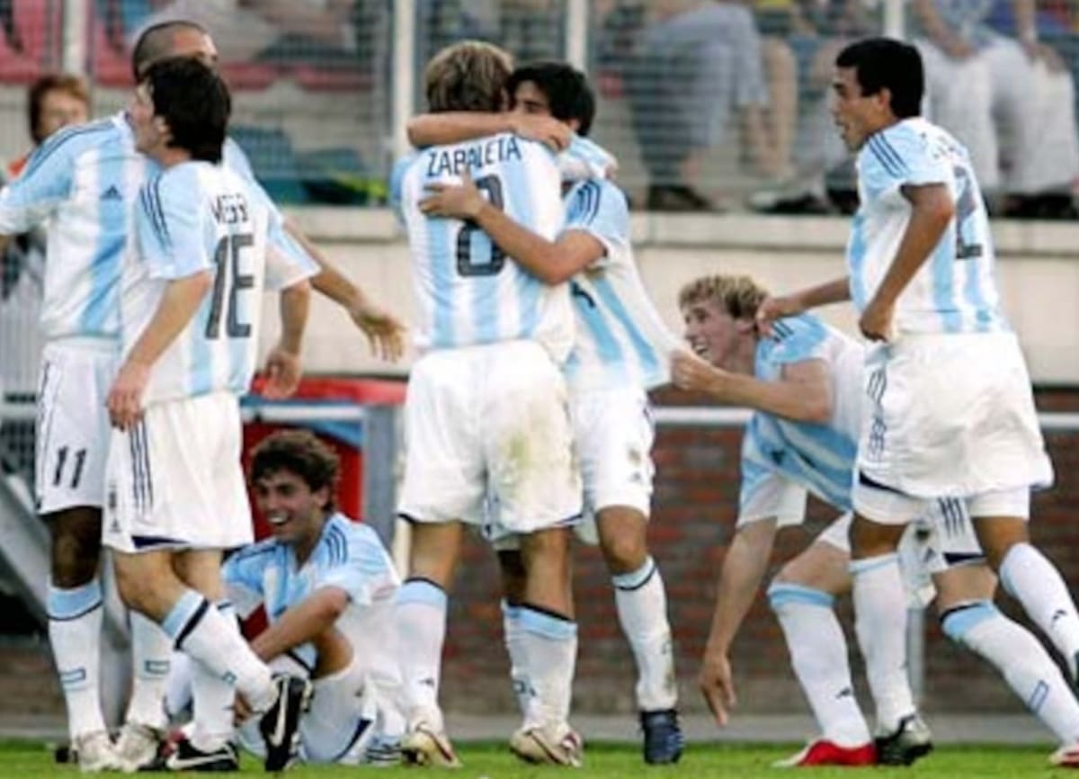 Uno de sus momentos más felices de su exitosa carrera: abrazado por Pablo Zabaleta, luego de anotar el gol del triunfo sobre el cierre del partido.