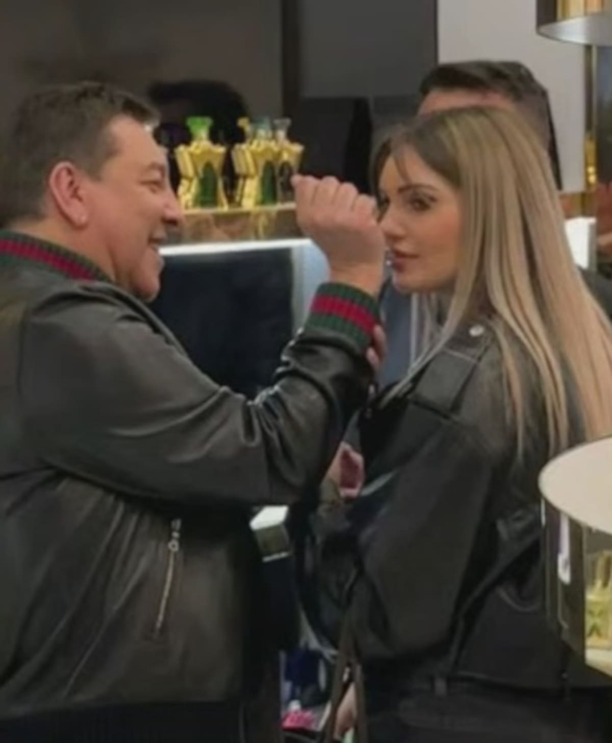 Julio César Rodríguez y Faloon Larraguibel en evento de perfumes. Créditos: Pantallazo Zona Latina