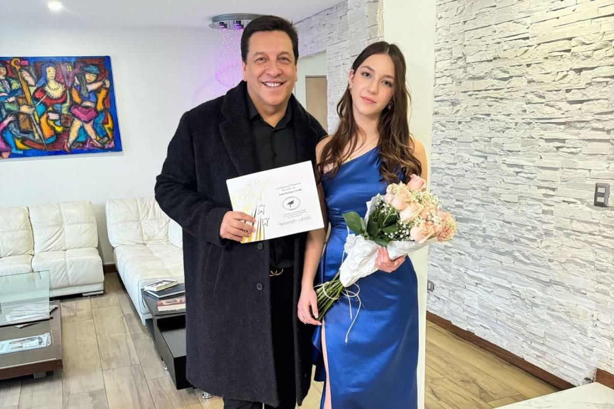 le dedicó tierna dedicatoria a su hija.