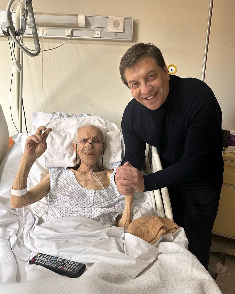 Julio César Rodríguez junto a su papá en la clínica