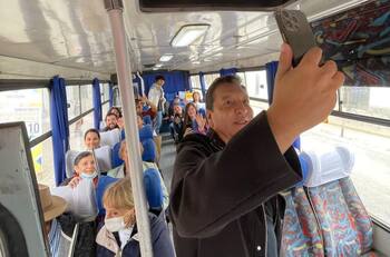 “A almorzar su completo”: Julio César Rodríguez sorprendió al andar en micro en Concepción