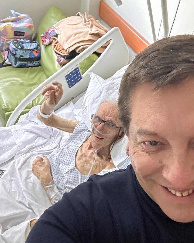 Julio César Rodríguez junto a su padre en la clínica