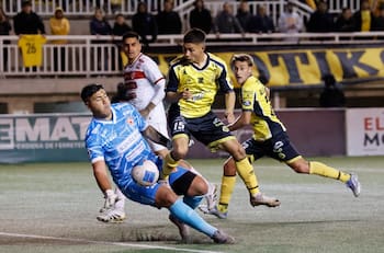 Fue figura en Primera B, pertenece a Colo Colo y tres clubes se pelean su fichaje