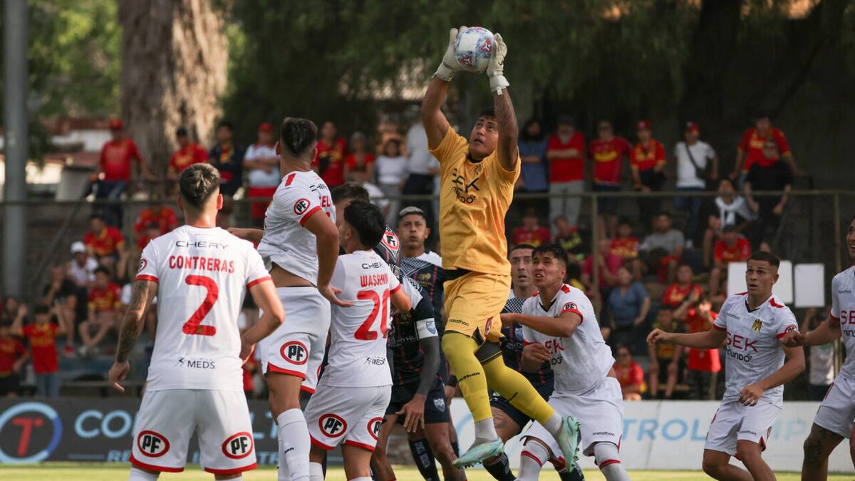 Se fueron de Colo Colo y la U, pelean el mismo puesto y ahora son suplentes en Unión Española
