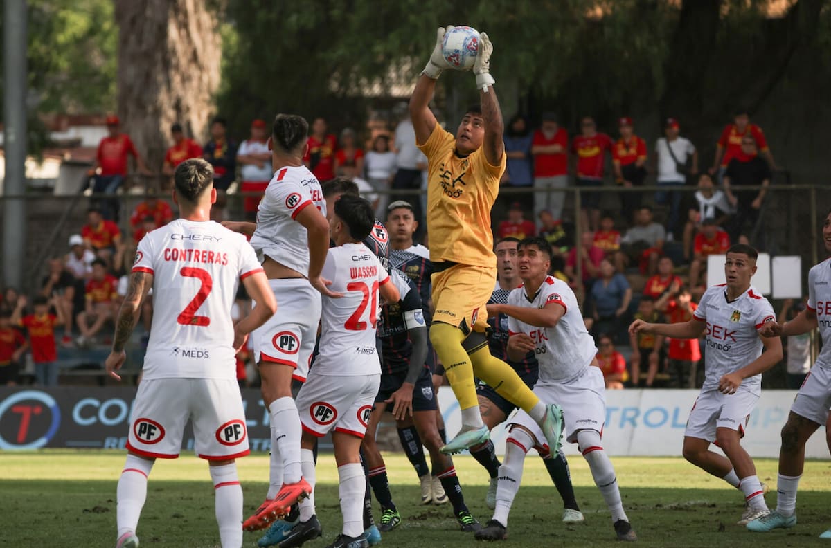 Se fueron de Colo Colo y la U, pelean el mismo puesto y ahora son suplentes en Unión Española