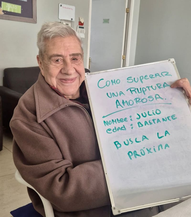 El actor posó desde un centro de adultos mayores.