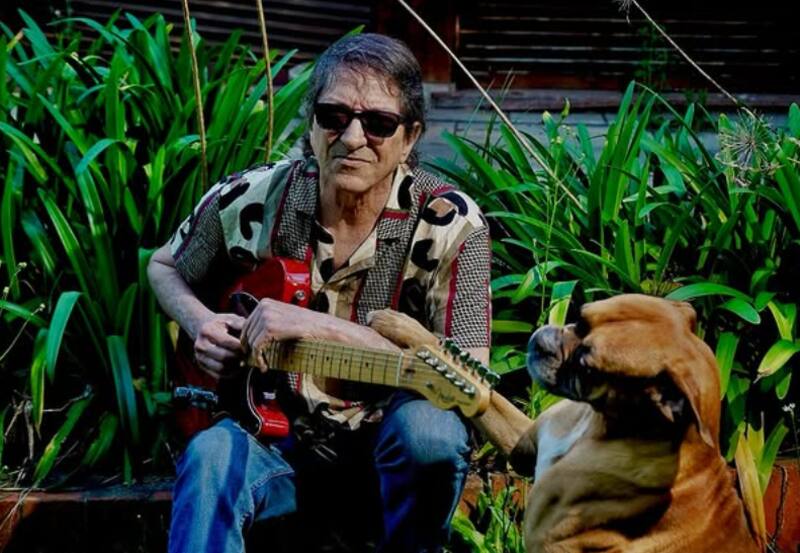 es guitarrista de Virus. Créditos: @juliomouraok.