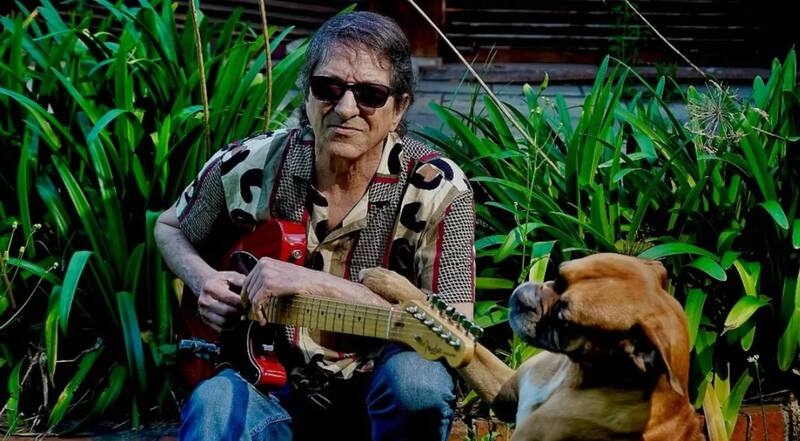 es el líder de Virus, reconocida banda de rock.