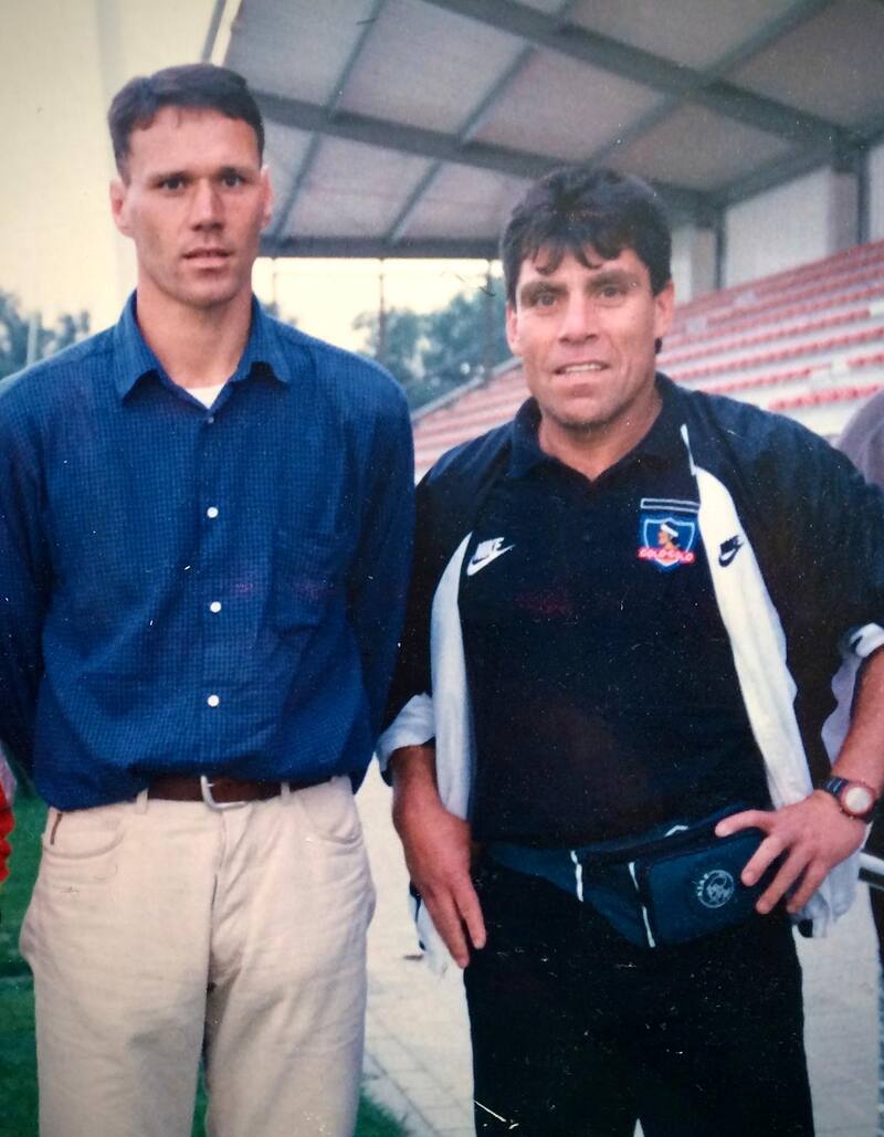El ex Colo Colo junto al notable exjugador y exentrenador neerlandés.