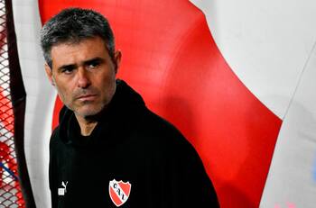 “Eres un hijo de p...”: exdelantero de la U apunta contra DT de Independiente tras tragedia en Argentina