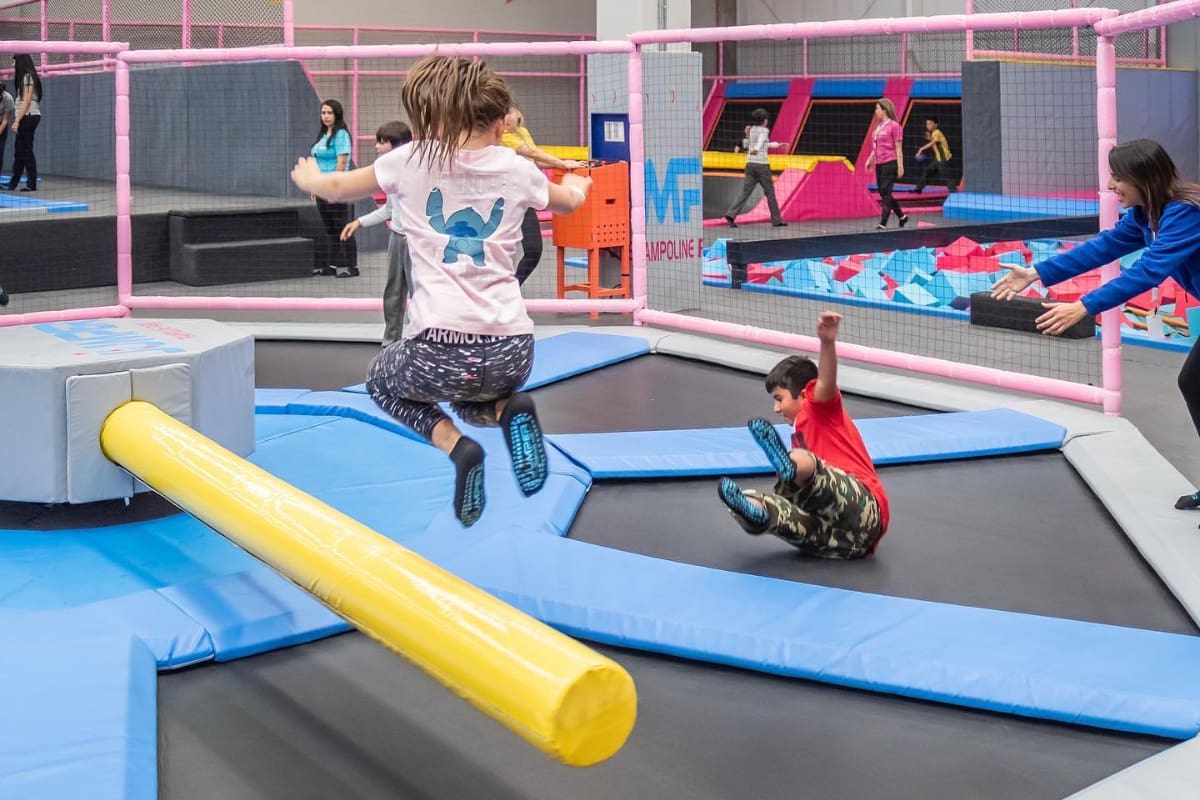 El jump park ofrece desde camas elásticas sencillas hasta complejos desafíos de resistencia física para toda la familia.
