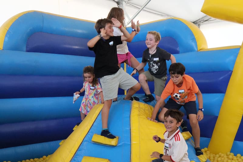 El parque ofrece múltiples juegos de obstáculos inflables para divertirse en movimiento.