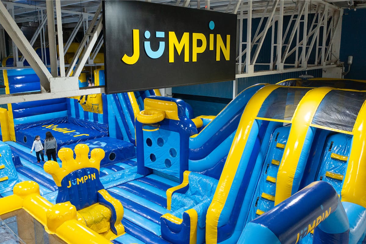 Sus sucursales reciben público de lunes a domingo, lo que se vuelve una opción perfecta para los fines de semana. Foto: Jumpin Chile.