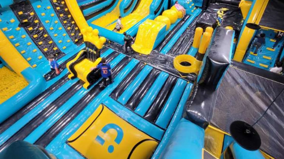El imperdible megaparque de juegos inflables que es viral en Santiago: Precios, horarios y ubicación de las sucursales