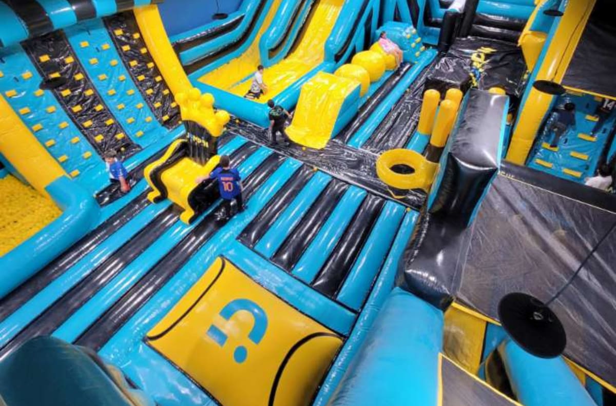 El imperdible megaparque de juegos inflables que es viral en Santiago: Precios, horarios y ubicación de las sucursales