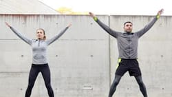 Ejercicios de pie para bajar de peso después de los 40: Sin esfuerzo y desde casa