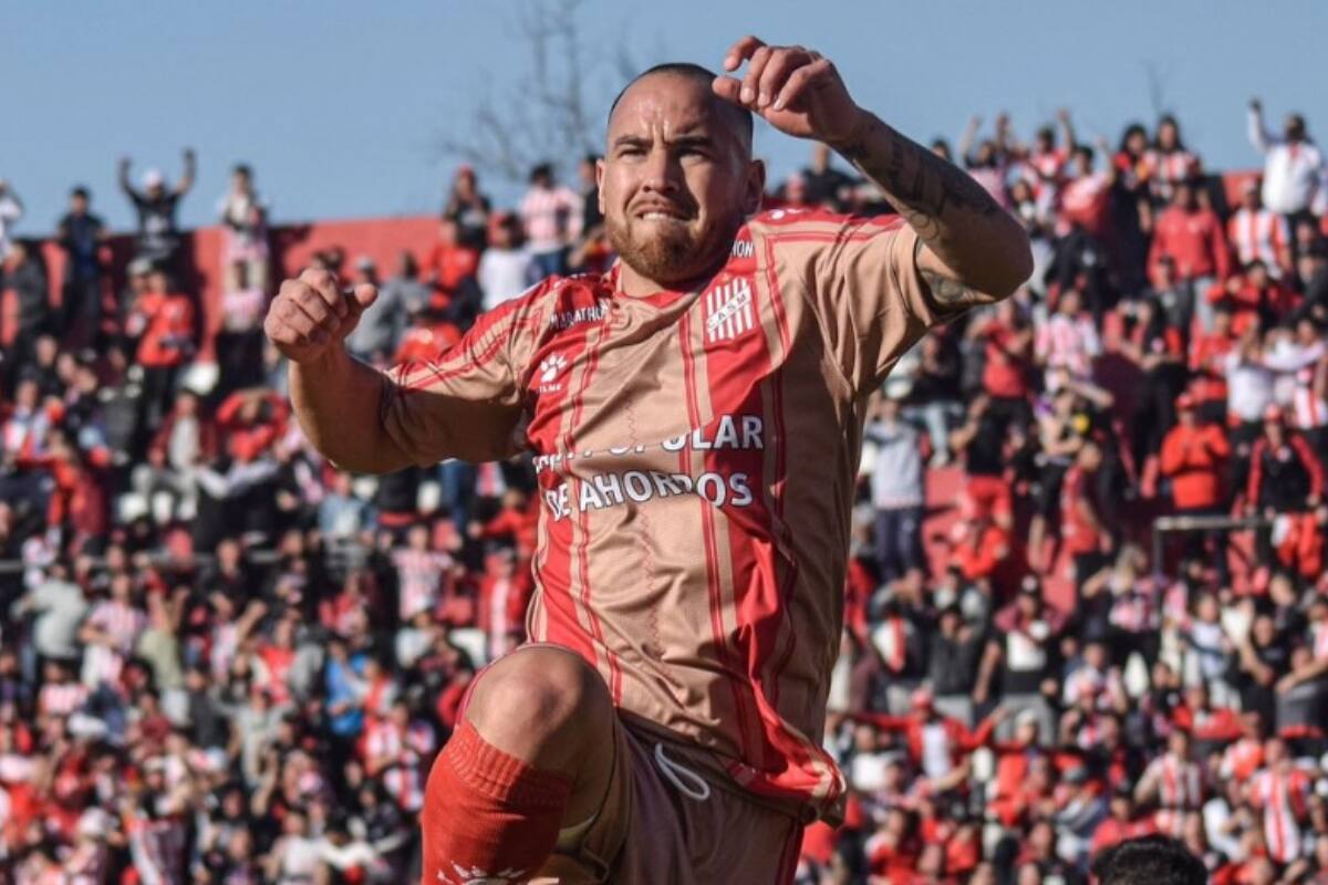 celebrando su gol en San Martín de Tucumán.