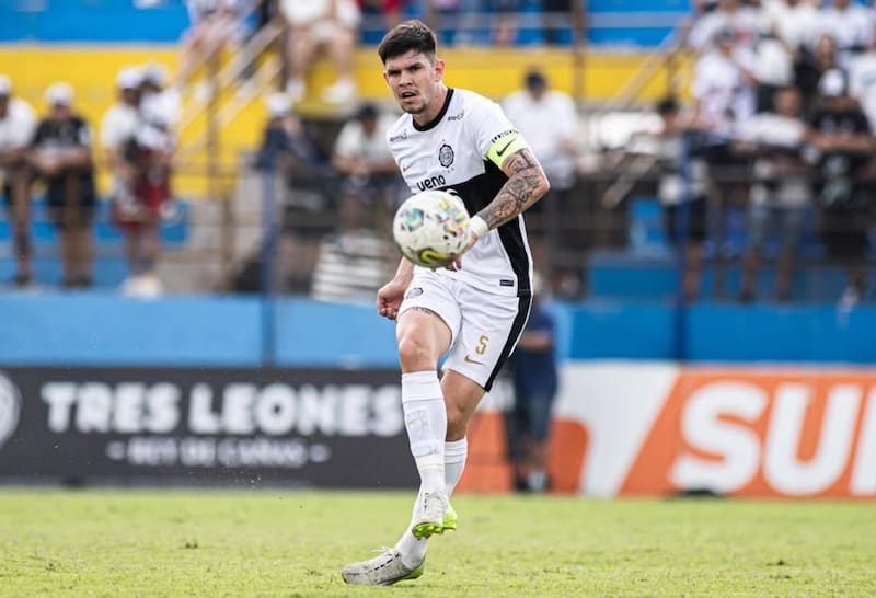 El defensor paraguayo suena con fuerza en Colo Colo. Foto: Instagram @pinchibarreto5.