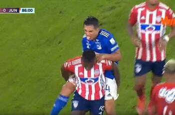 VIDEO | La camilla humana: jugador salió lesionado y rival lo llevó “a caballito” hasta el borde de la cancha