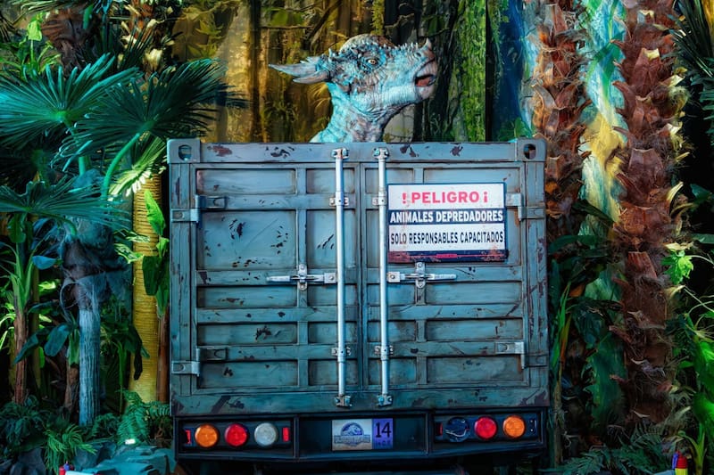 El recinto recrea la trama de la popular saga de películas del parque jurásico, con varias sorpresas para los asistentes. Créditos: @jurassicworldexperience en Instagram.